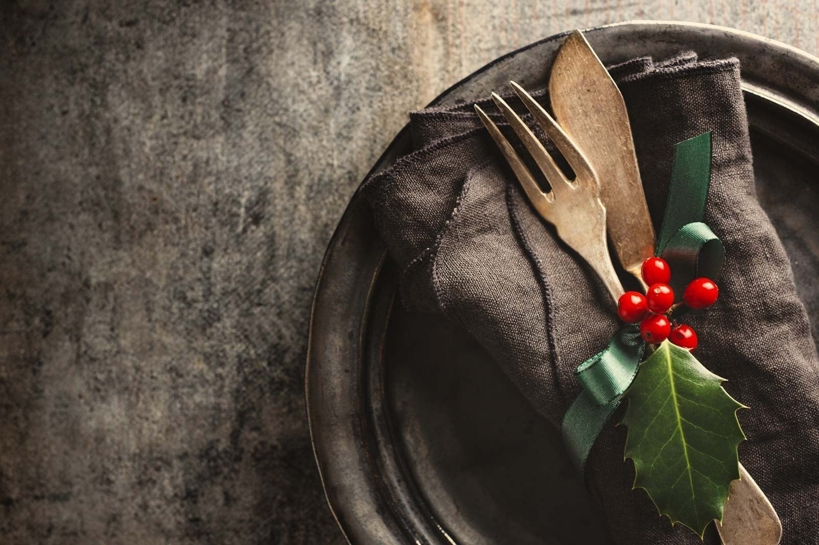 una playa en el océano con un acantilado en el fondo