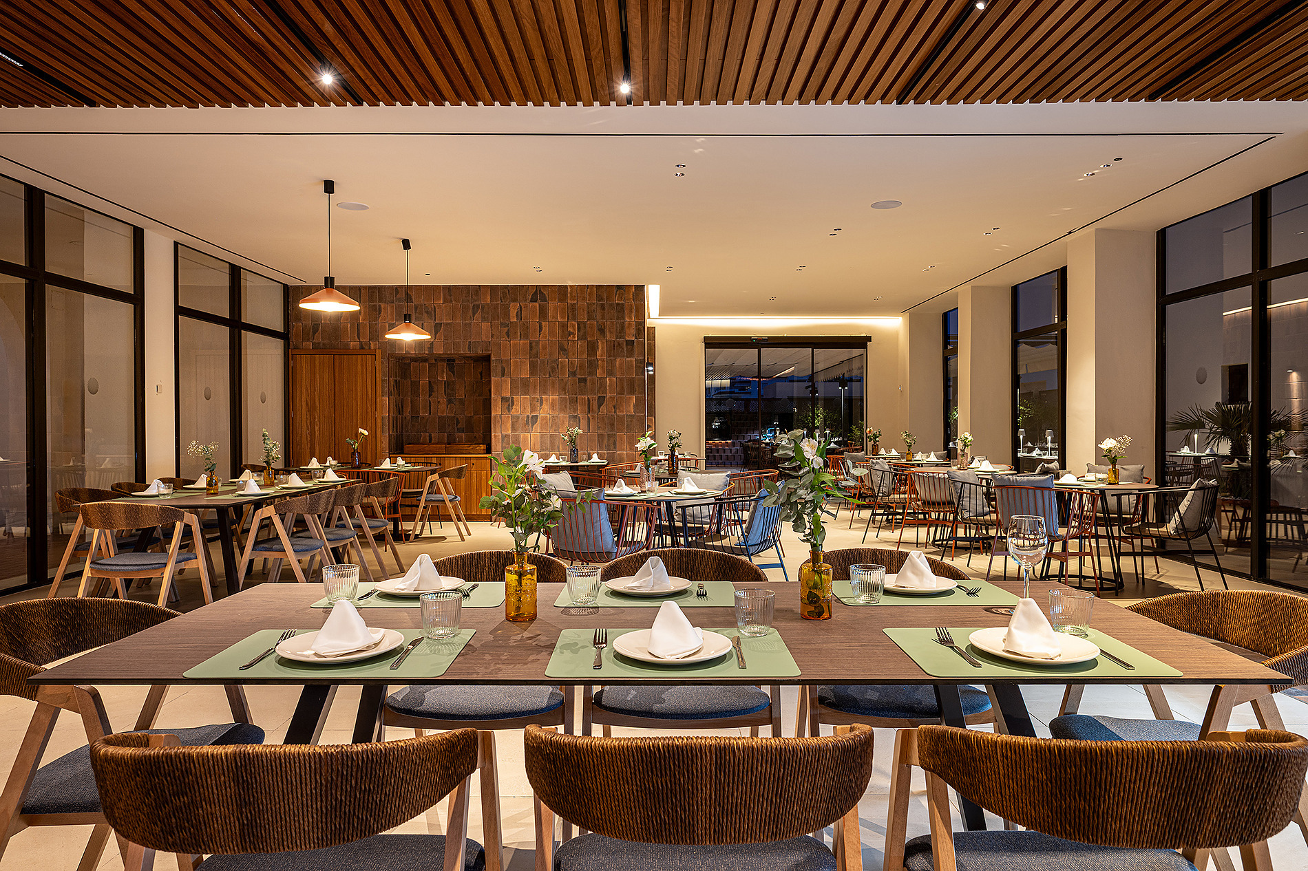 Amplio restaurante de hotel con mesas, sillas cómodas y buffet, perfecto para Restaurante Villa Magna | Impressive Playa Granada Golf.