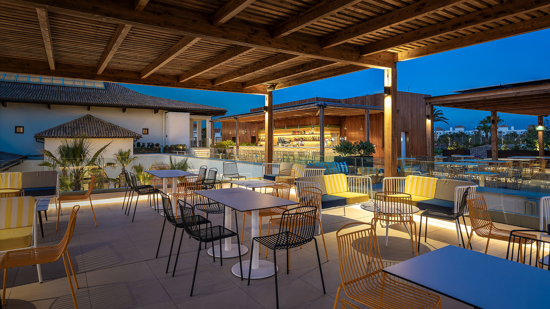 Sky Bar Mirador de la Reina | Impressive Playa Granada Golf: Bar de terraza con vista a patio ajardinado y zona de piscina.