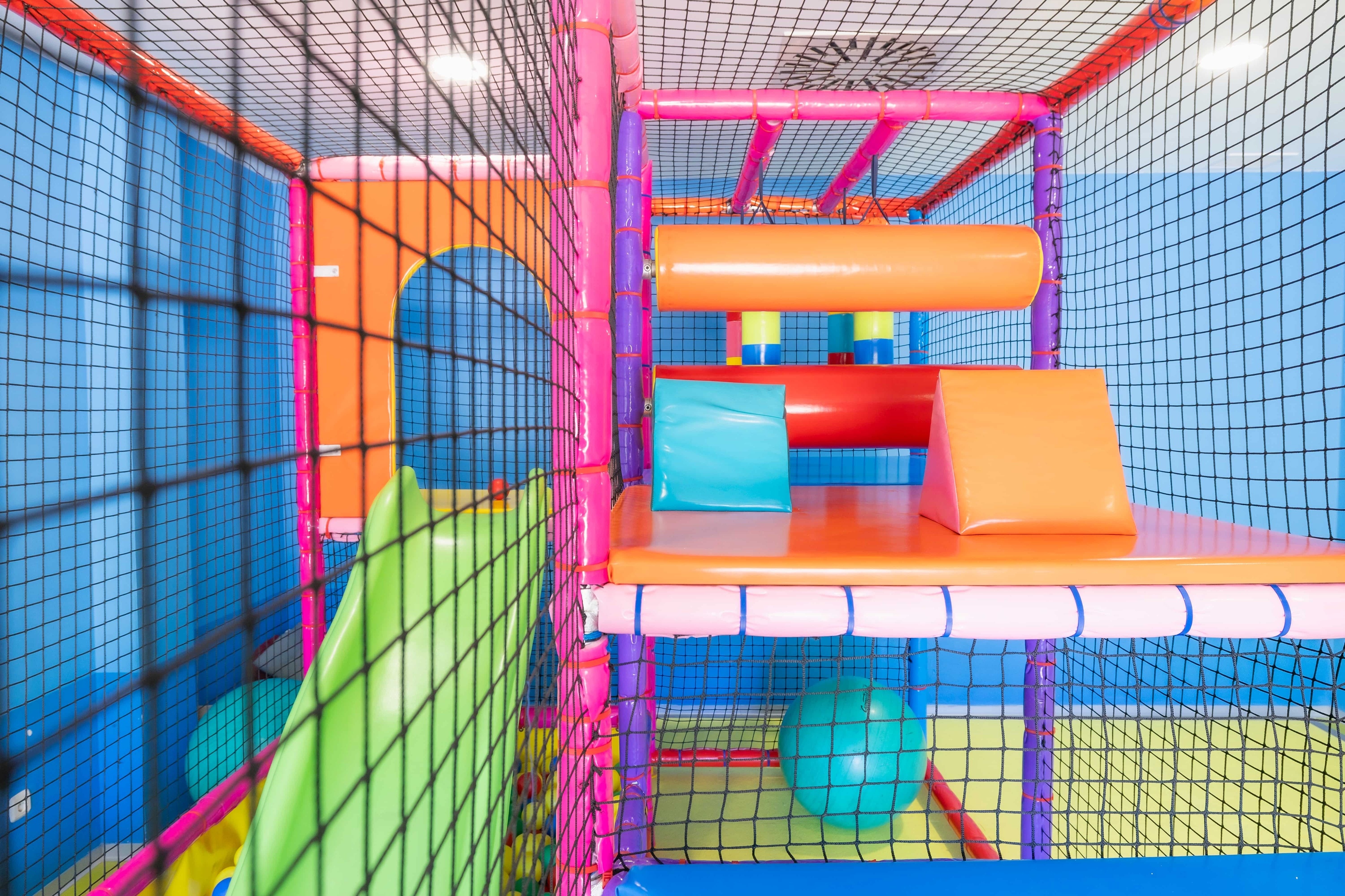 ein Mann und eine Frau fahren mit ihren Fahrrädern auf einem Gehweg