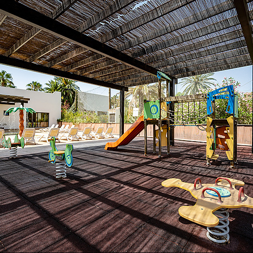 Piscina infantil con chorros de agua en forma de palmera y flor para Impressive Playa Granada.
