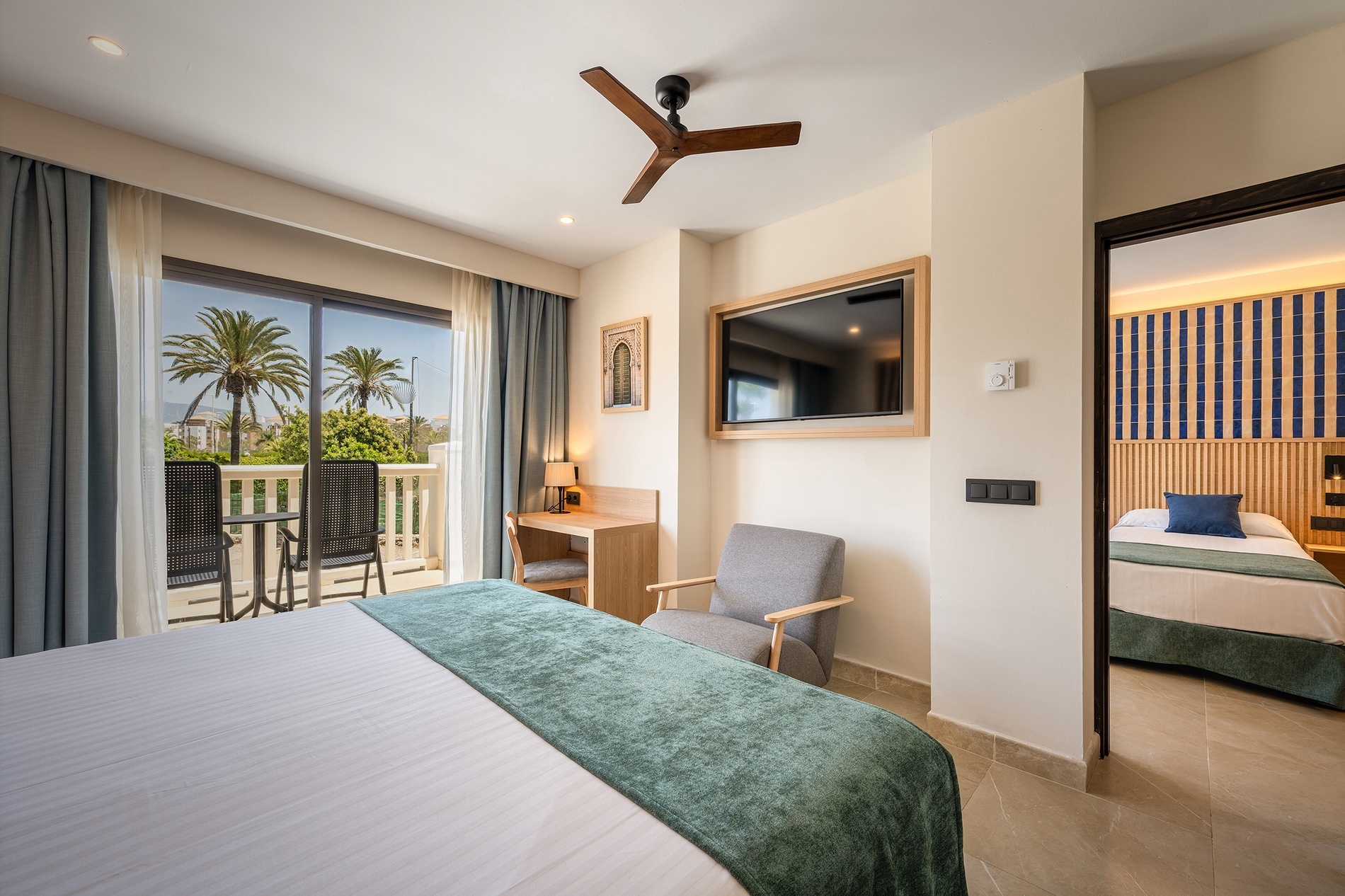 Modernes Familienzimmer mit Doppelbett, Schreibtisch und TV im Impressive Playa Granada – Offizielle Website.