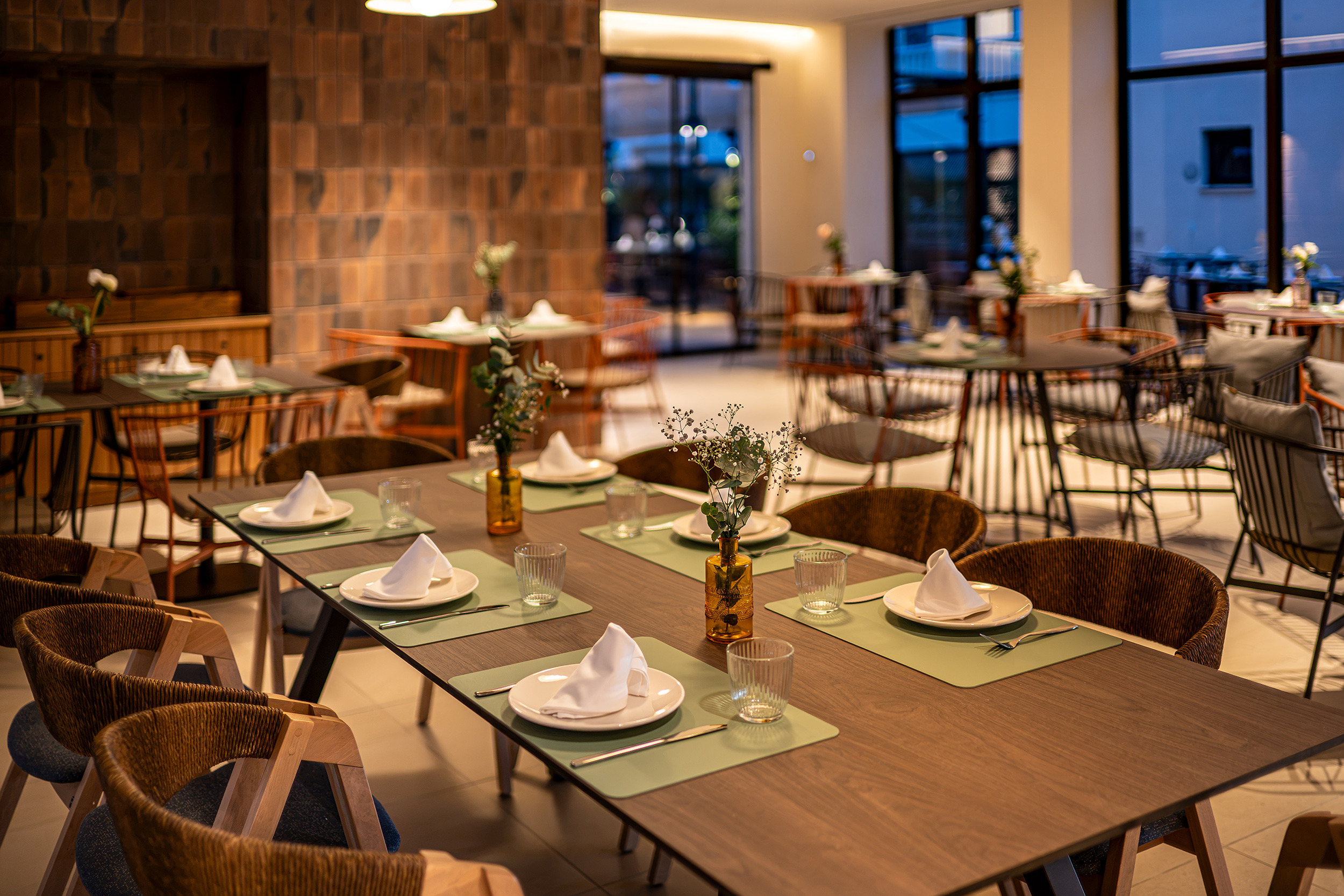 Elegante restaurante con mesas y buffets, un espacio perfecto para tu Impressive Playa Granada.