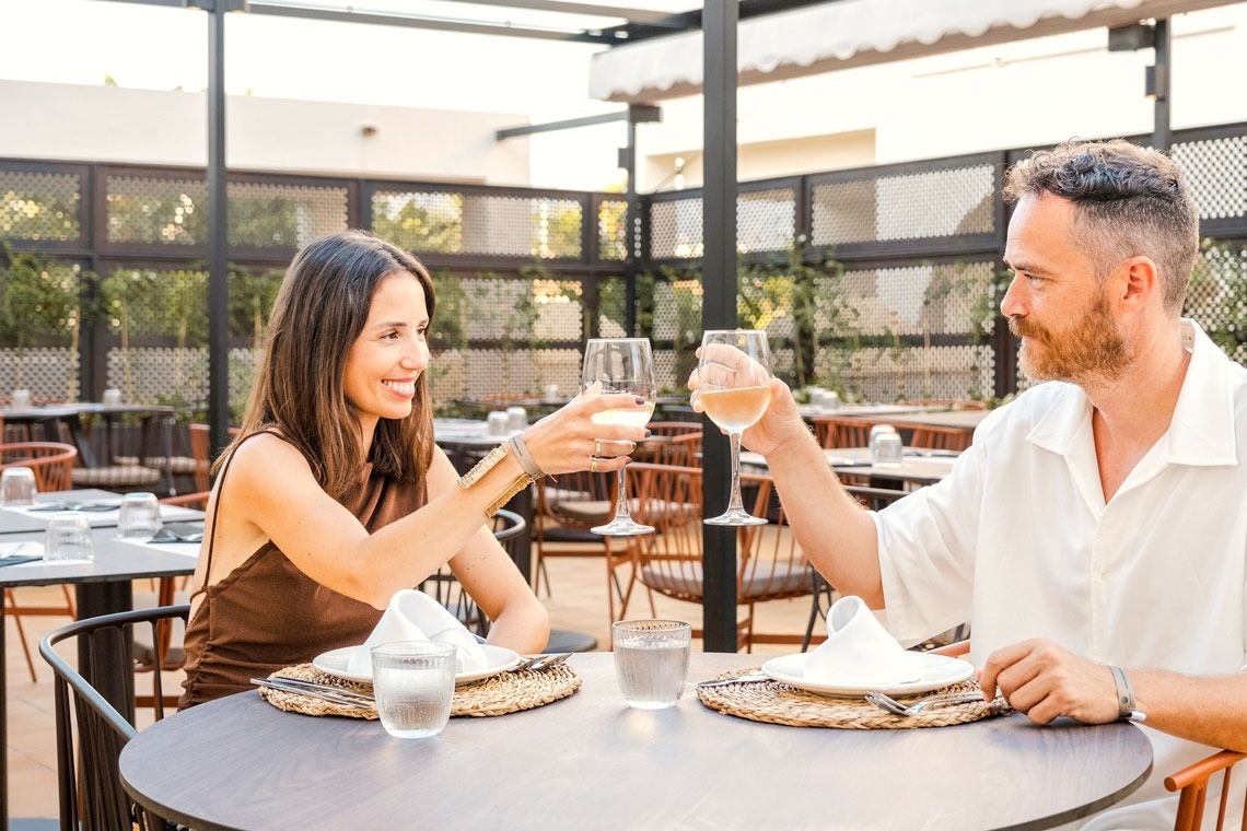 un collage d' une salle à manger avec des chaises et des plantes