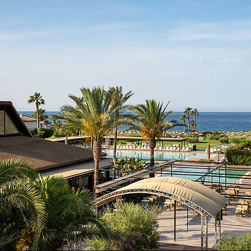 Impressive Playa Granada: Ensalada de frutas y champán con vistas al mar.