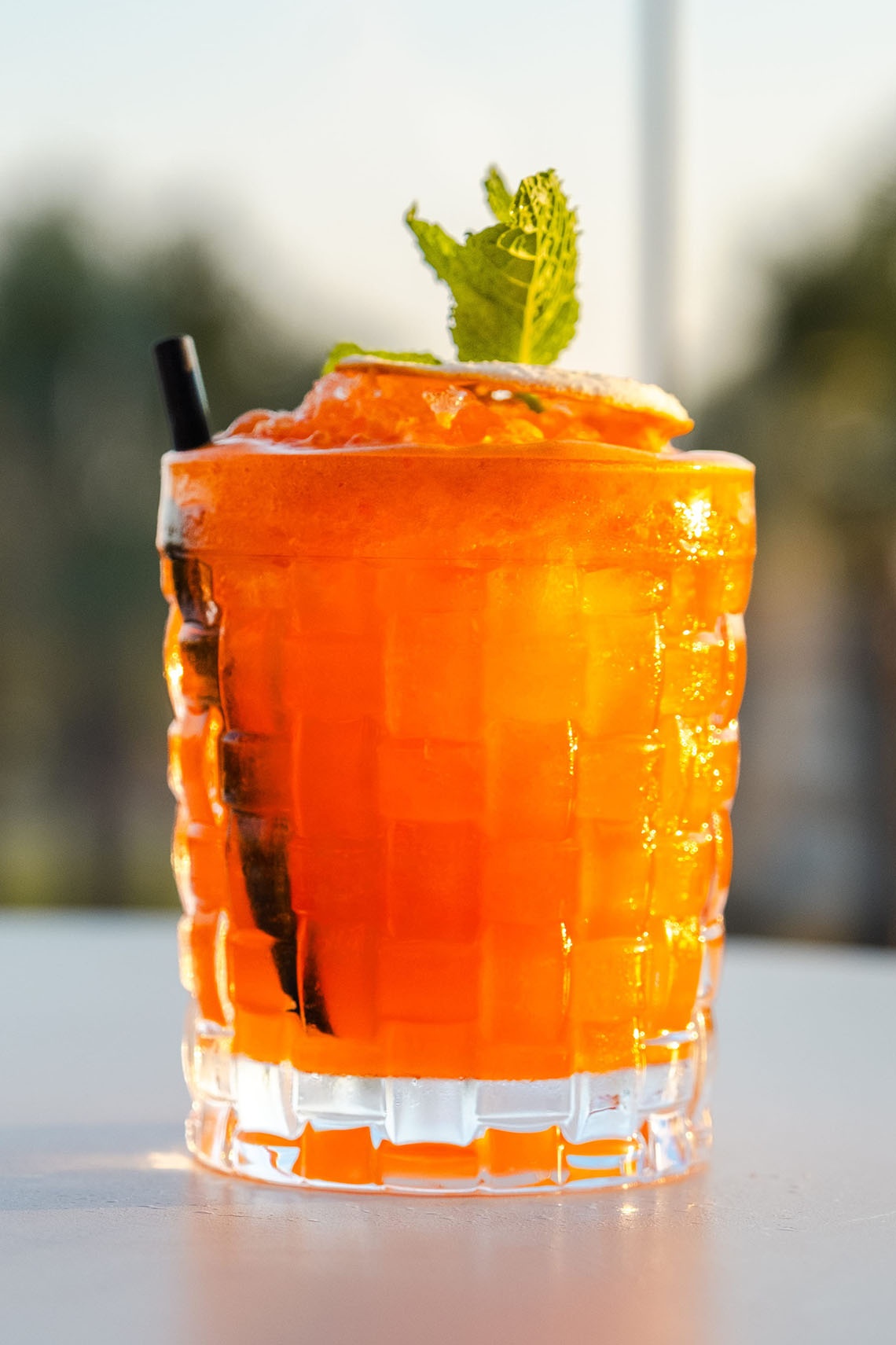Delicioso cóctel de naranja con hielo y menta, ideal para tu hotel Impressive Playa Granada.