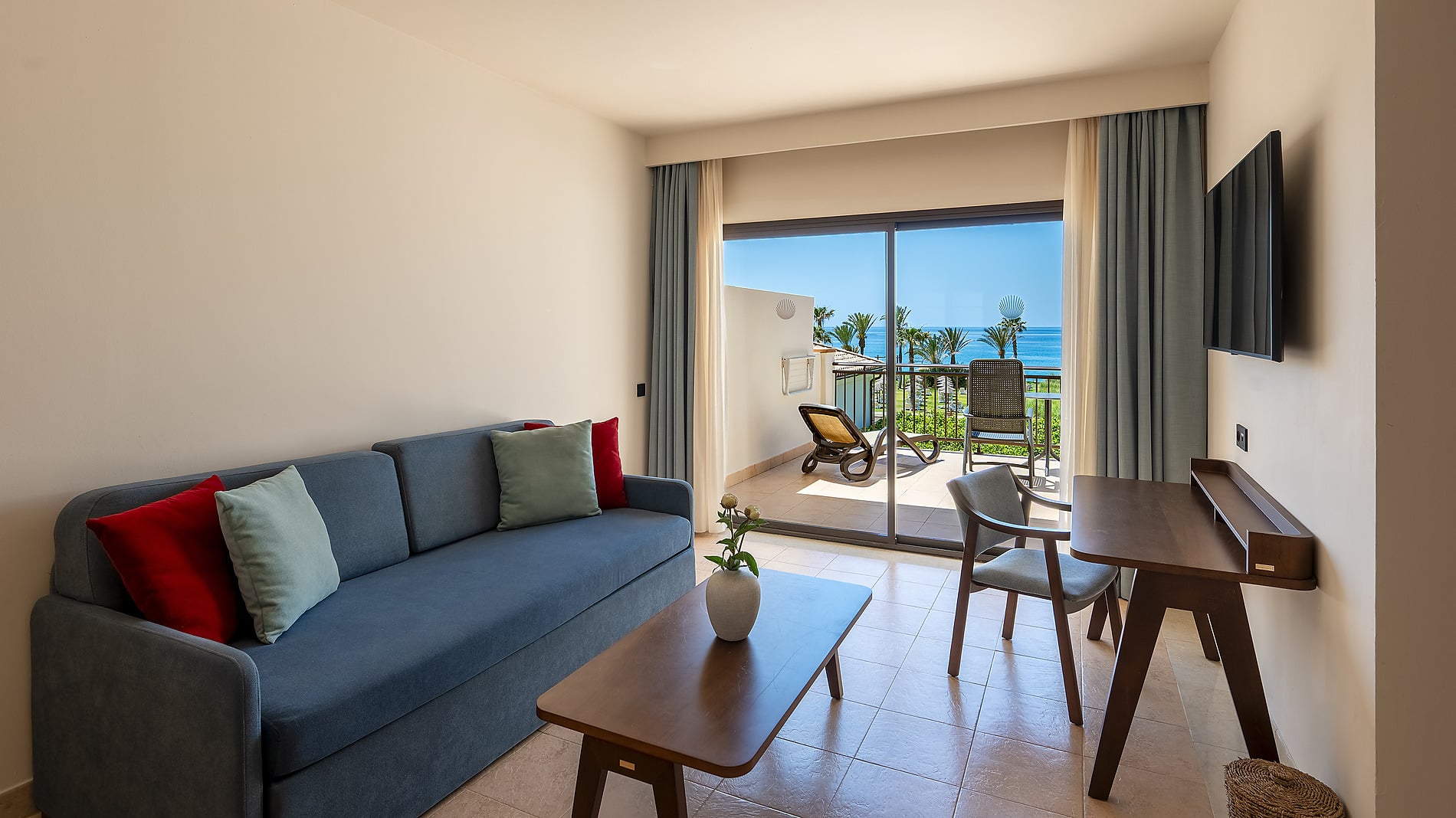 Habitación de hotel con vista al mar, cama confortable yJunior Suite vista mar frontal | Impressive Playa Granadapalmeras junto a la playa.
