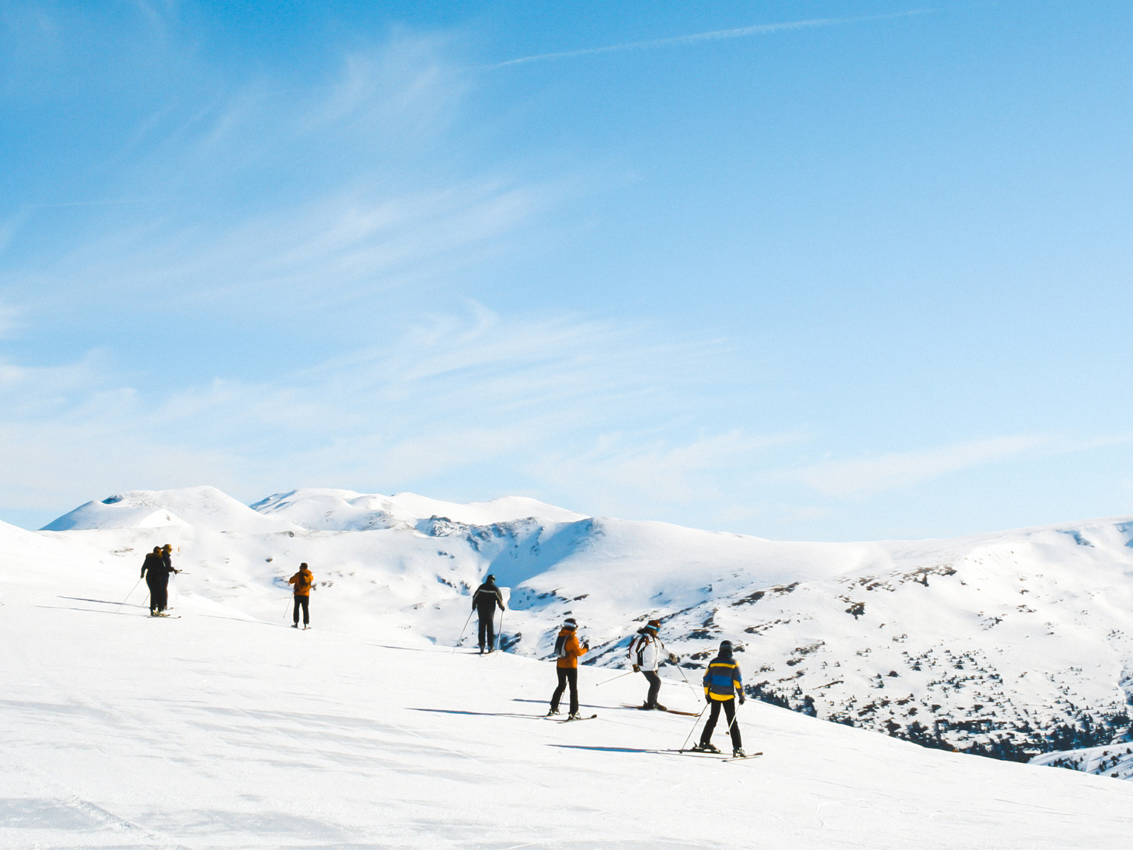 Esquiadores disfrutando de las pistas en Sierra Nevada.