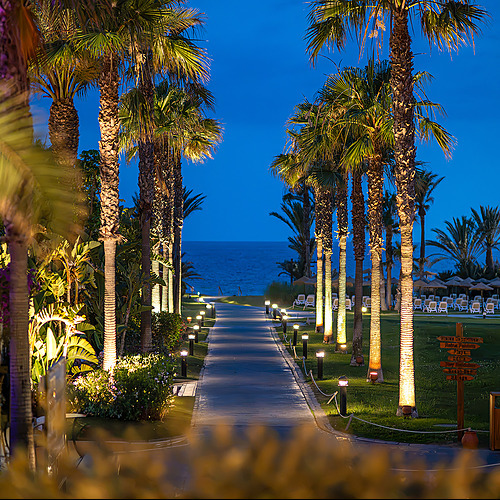 Atractivo hotel Impressive Playa Granada con fachadas blancas y jardines exuberantes.