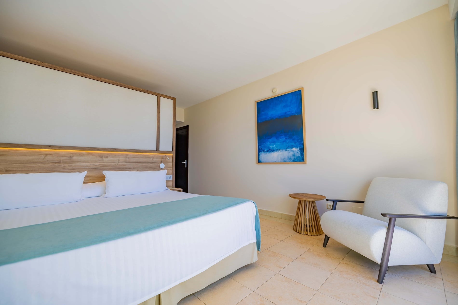 una habitación de hotel con una cama y un sofá azul