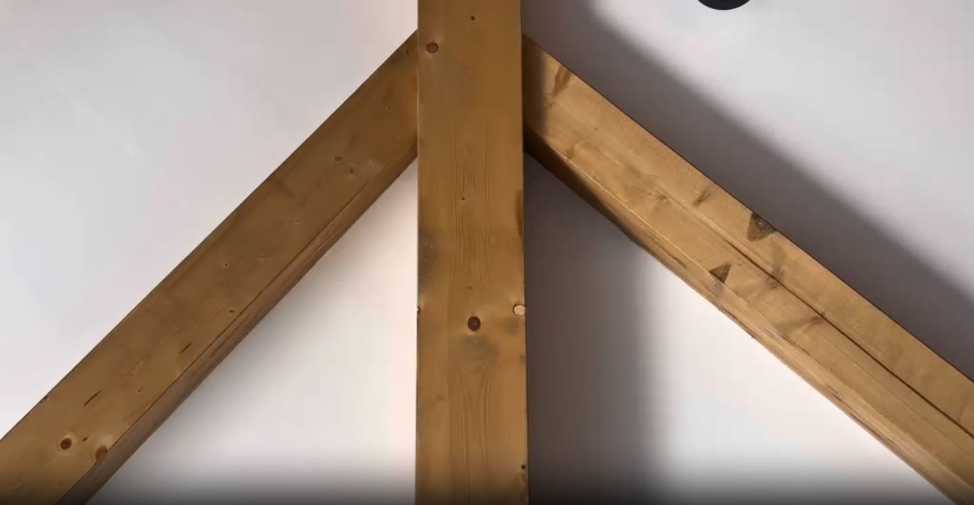 una habitación de hotel con una cama y un sofá azul