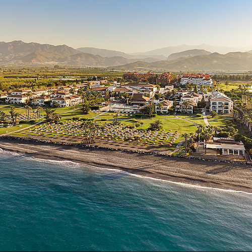 Vista aérea hotelImpressive Playa Granada con golf y mar en España