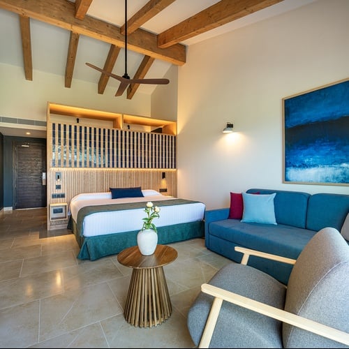 Modernes Hotelzimmer im Impressive Playa Granada mit Kingsize-Bett, Schreibtisch & Meerblick.