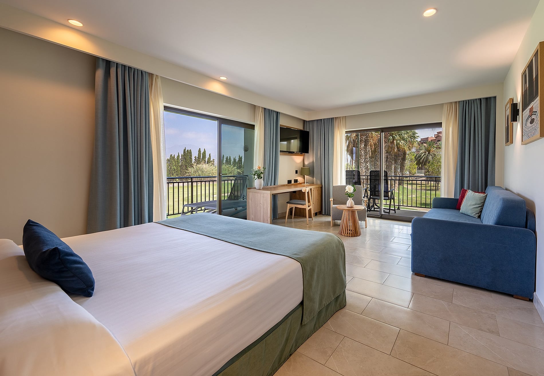 Habitación luminosa con cama doble, escritorio y balcón con vistas. Habitación Doble Impresive Deluxe | Impressive Playa Granada
