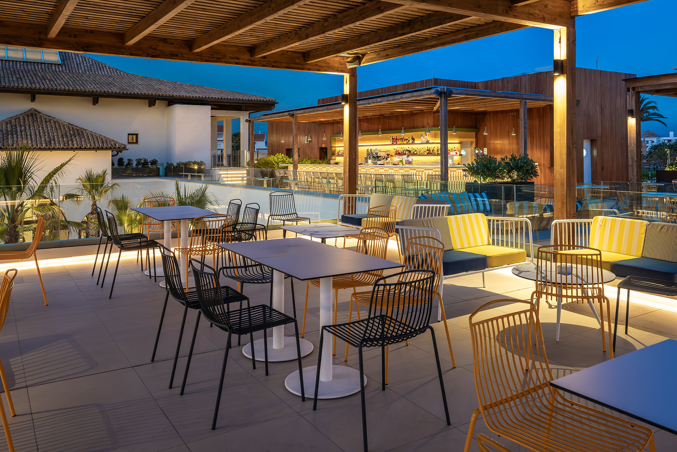 Bar en terrasse d'hôtel avec salon et sièges, idéal pour Impressive Playa Granada.