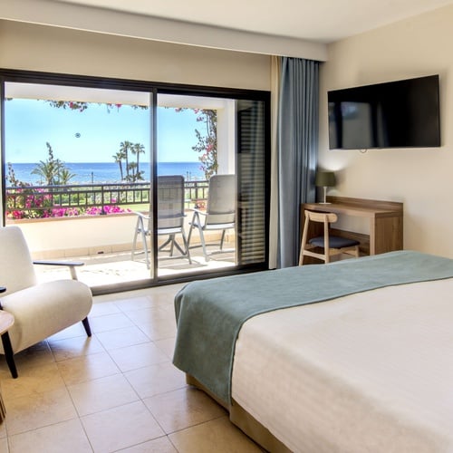 Hotelzimmer mit Meerblick, Impressive Playa Granada, Balkon und Annehmlichkeiten.