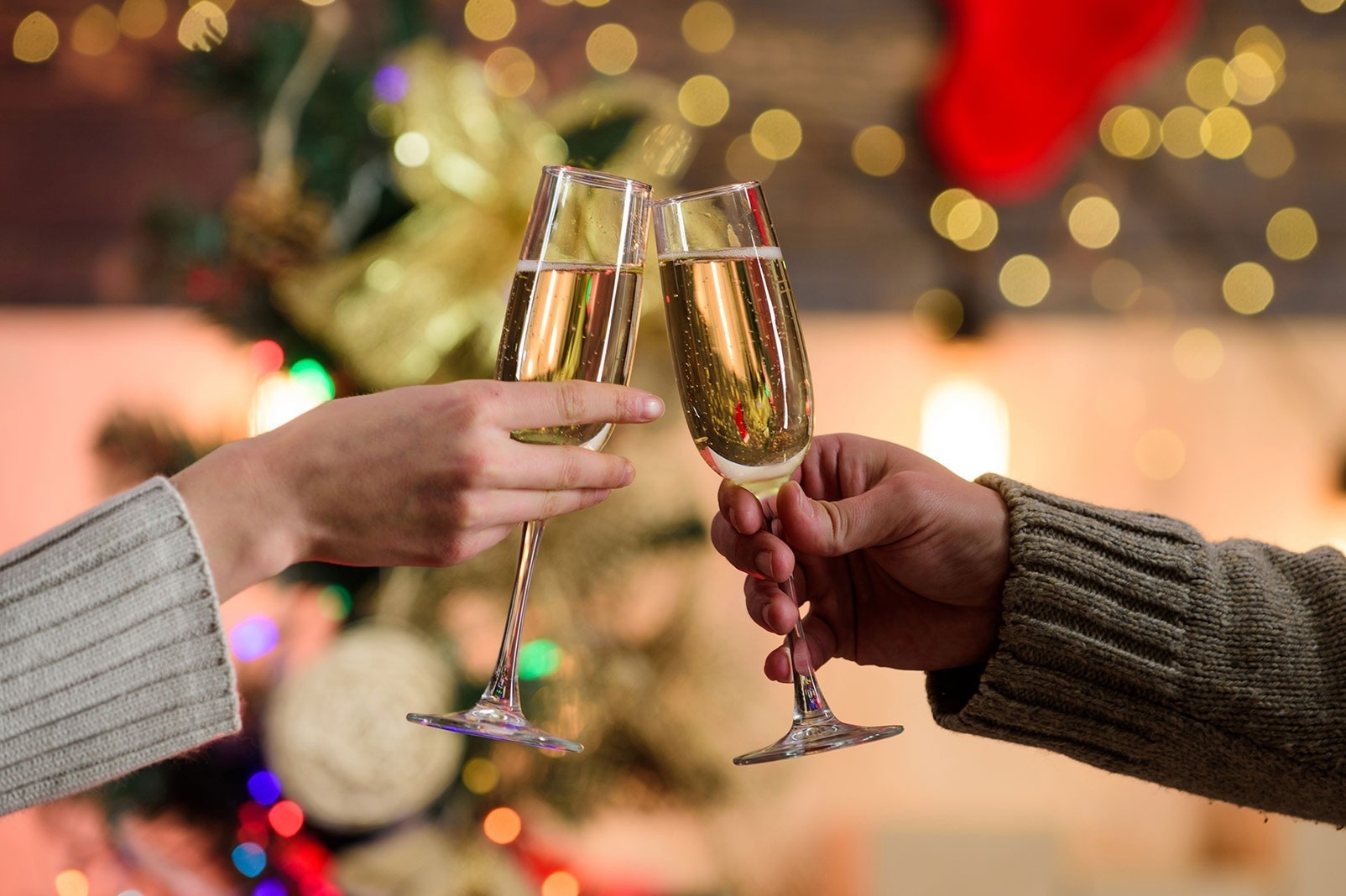un grand bâtiment avec beaucoup de panneaux solaires sur le toit