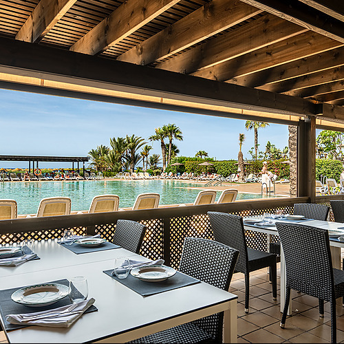 Buffet hotelero con ensalada de alcachofas, tomates, espárragos yImpressive Playa Granadaverduras frescas.