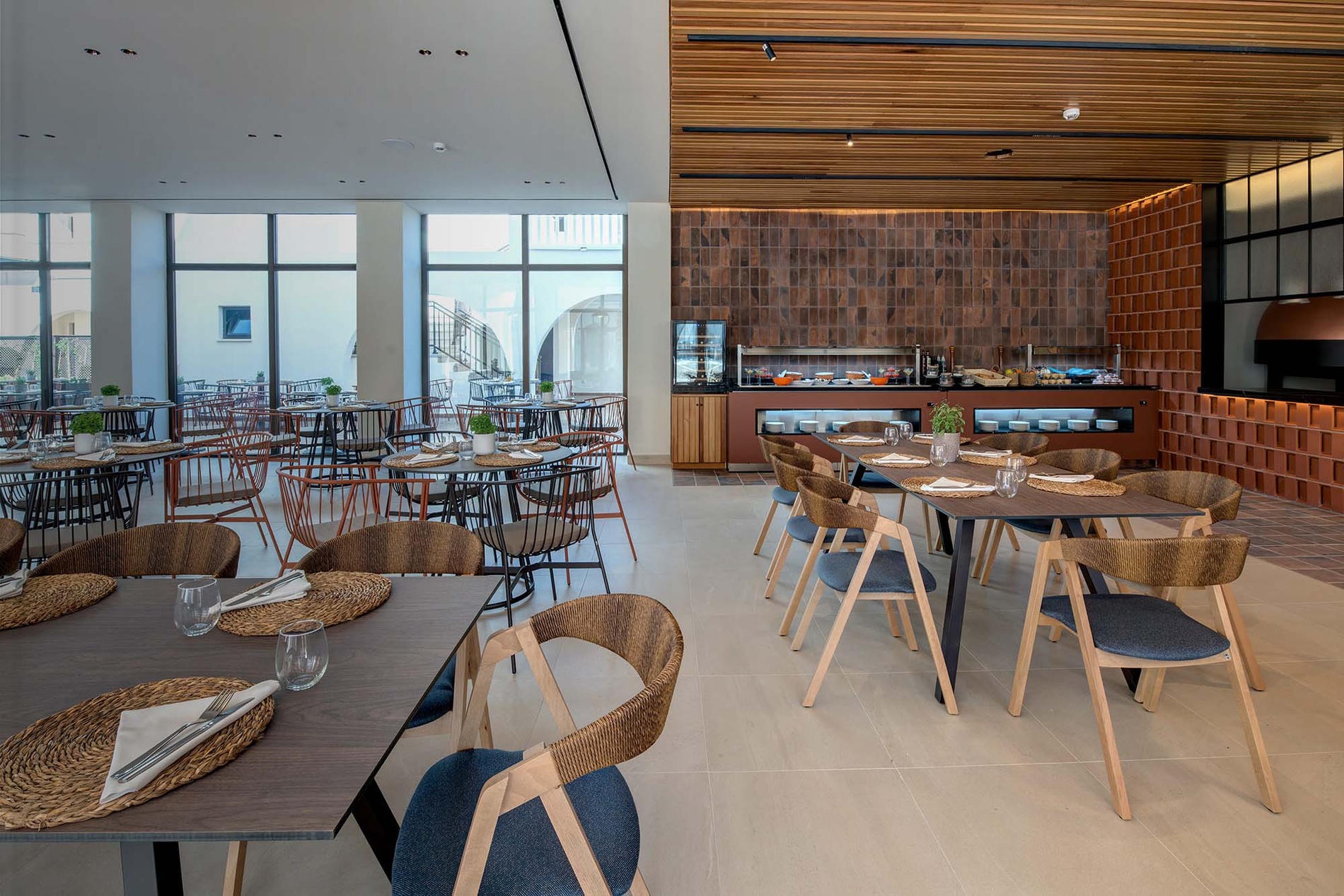 Modernes Hotelrestaurant mit Buffet und Sitzbereichen Restaurant Villa Magna | Impressive Playa Granada Golf