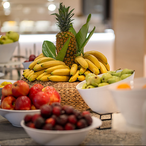 Buffet de frutas frescas con variedad tropical y local en Impressive Playa Granada.