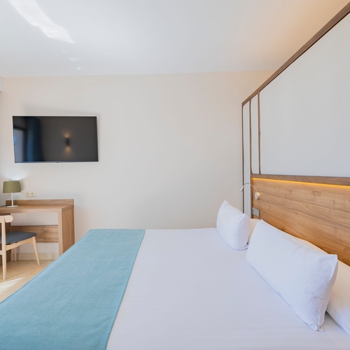 un balcón con una mesa y sillas y una botella de agua