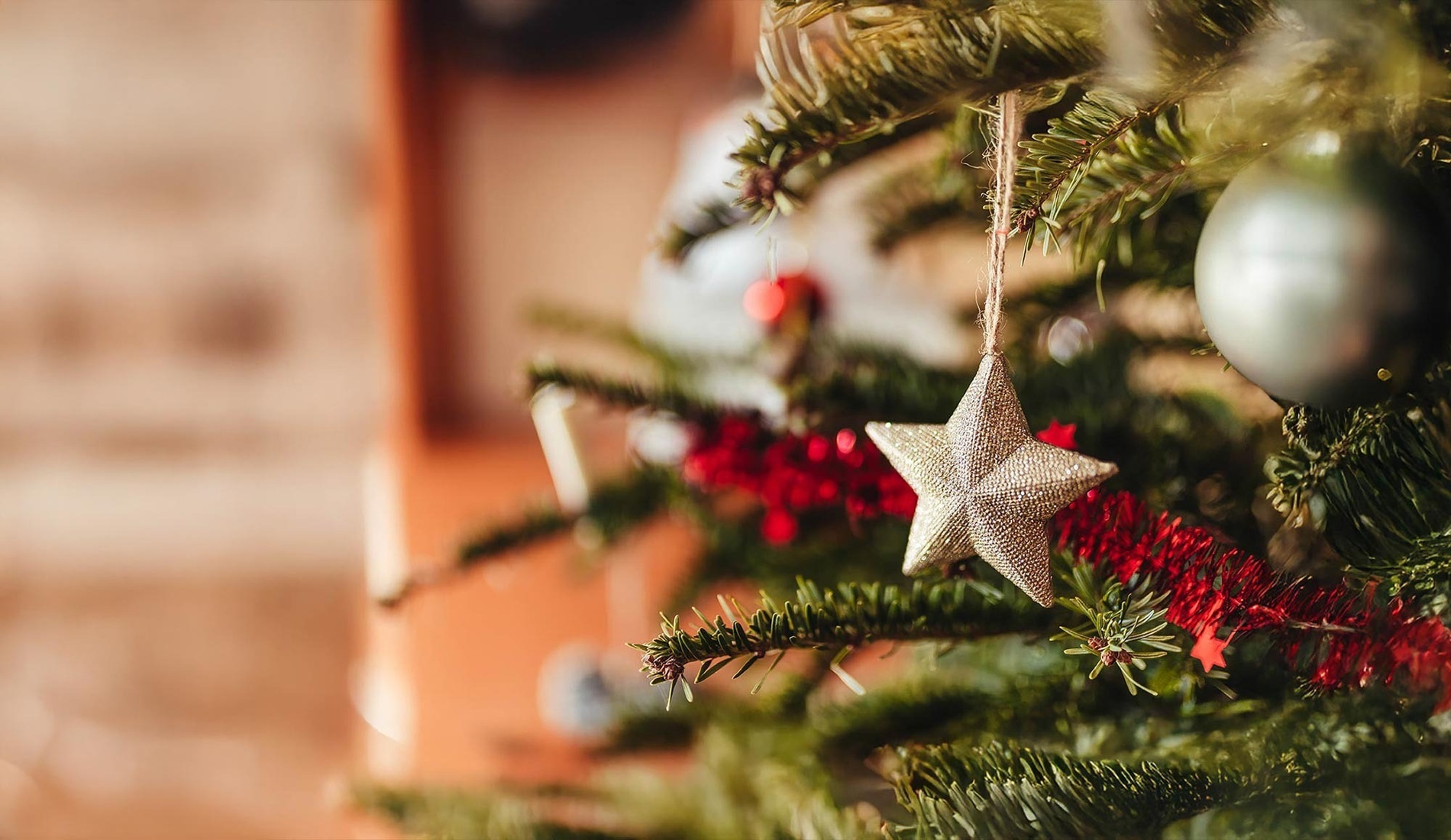 un panneau en bois avec des flèches pointant vers différents endroits