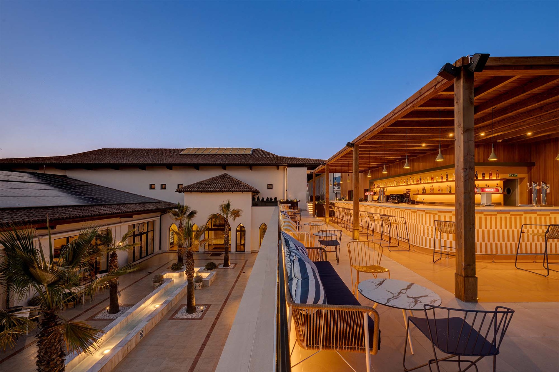 Sky Bar Mirador de la Reina | Impressive Playa Granada Golf: Bar de terraza con vista a patio ajardinado y zona de piscina.