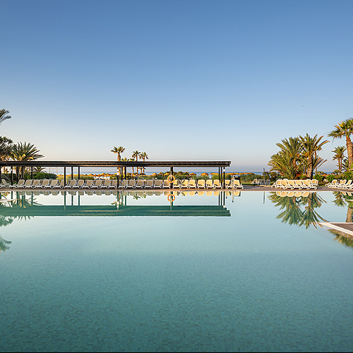 Impressive Playa Granada: Piscina infinita con palmeras y tumbonas.