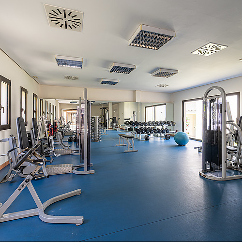 Gimnasio de hotel moderno con pesas y máquina de entrenamiento Impressive Playa Granada