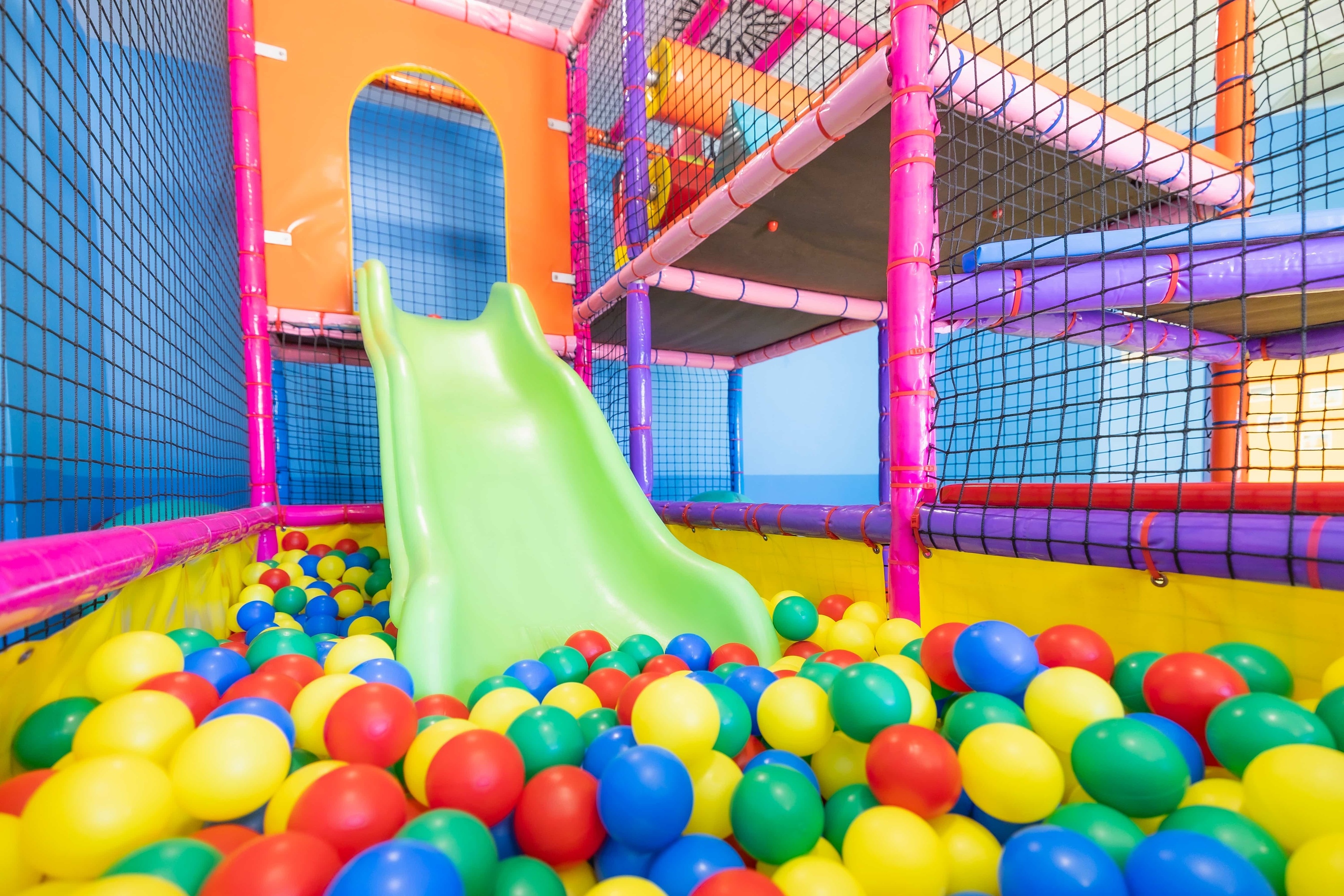 una habitación con paredes amarillas y sillas rojas