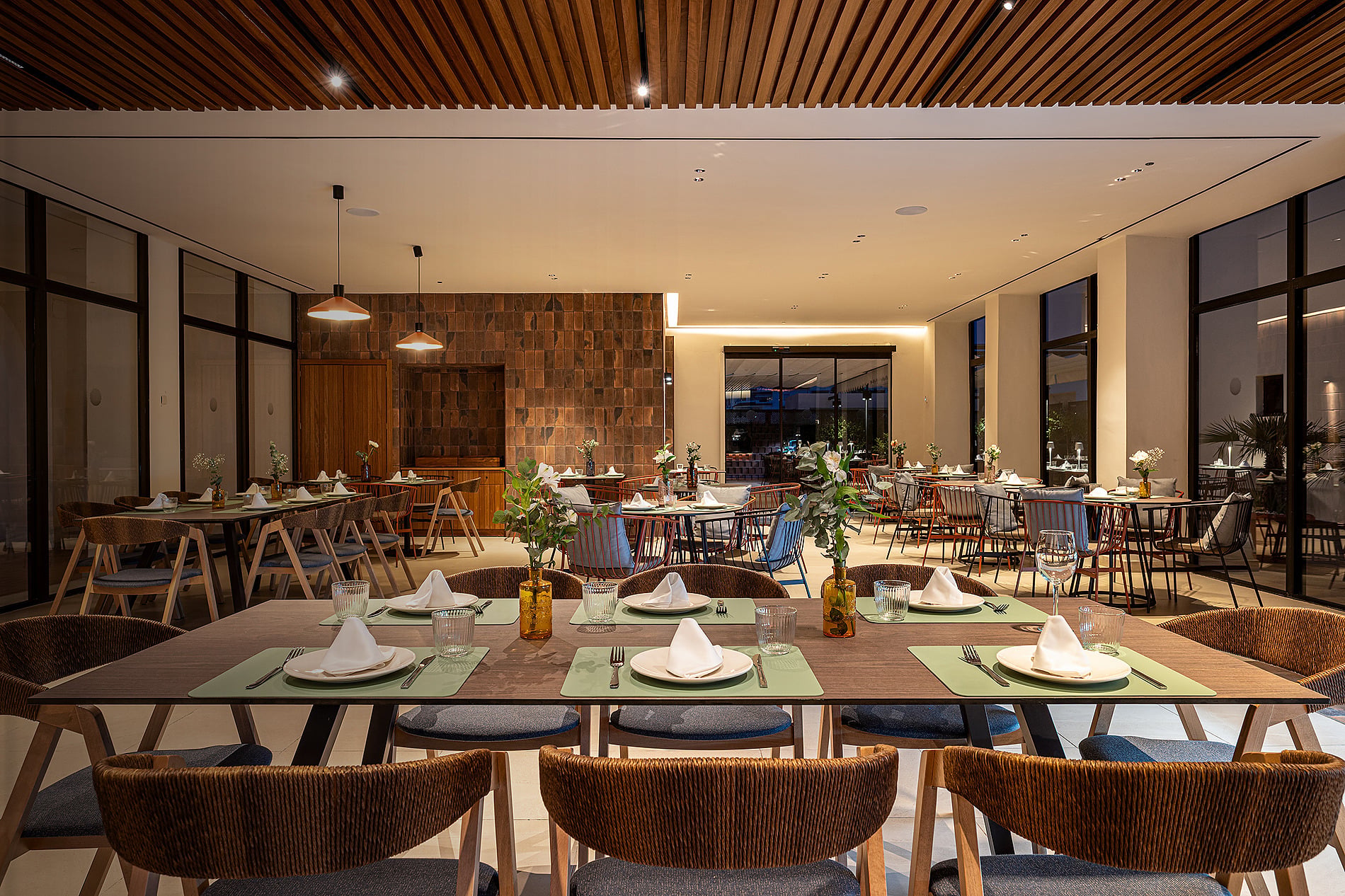 Amplio restaurante de hotel con mesas, sillas cómodas y buffet, perfecto para Restaurante Villa Magna | Impressive Playa Granada Golf.