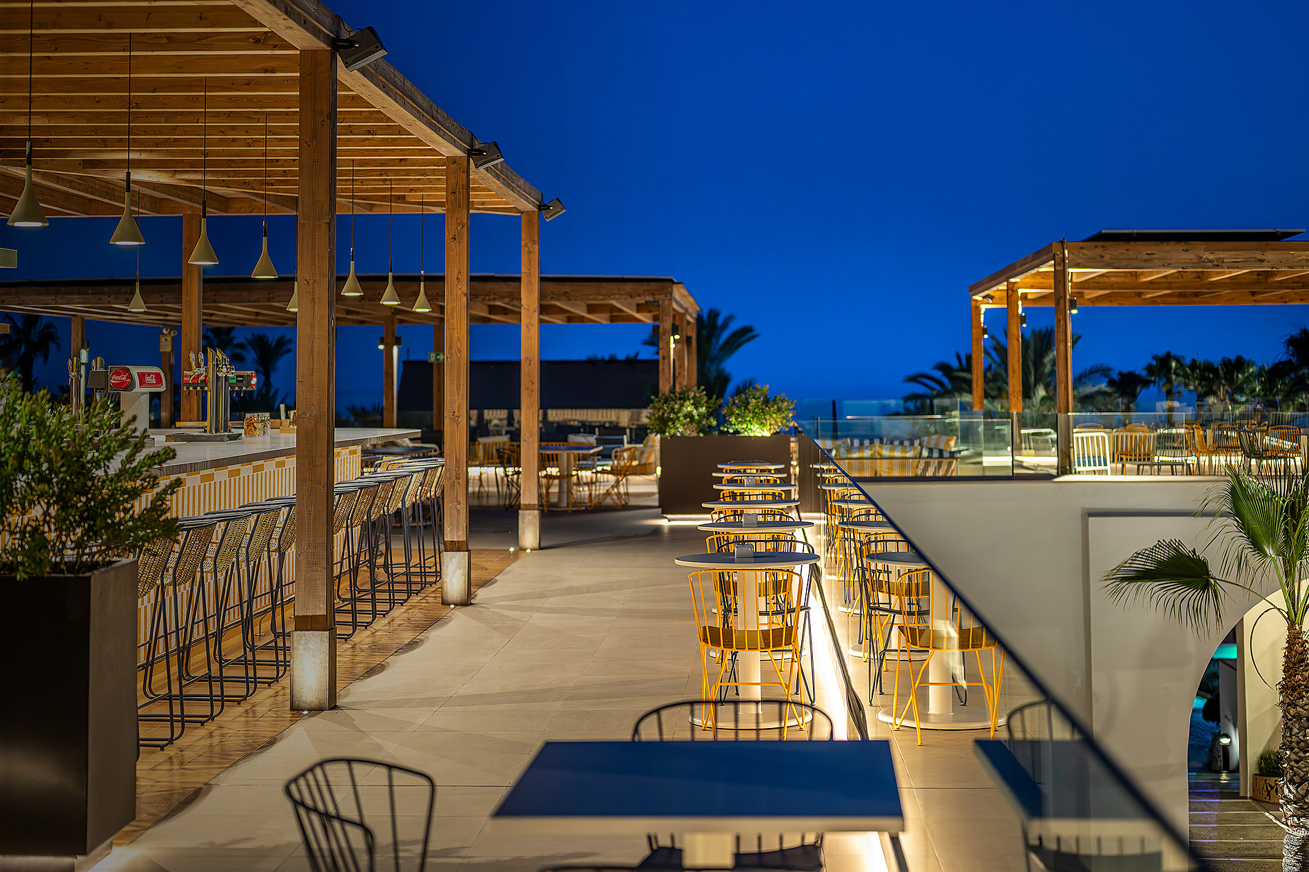 Sky Bar Mirador de la Reina | Impressive Playa Granada Golf: Bar de terraza con vista a patio ajardinado y zona de piscina.