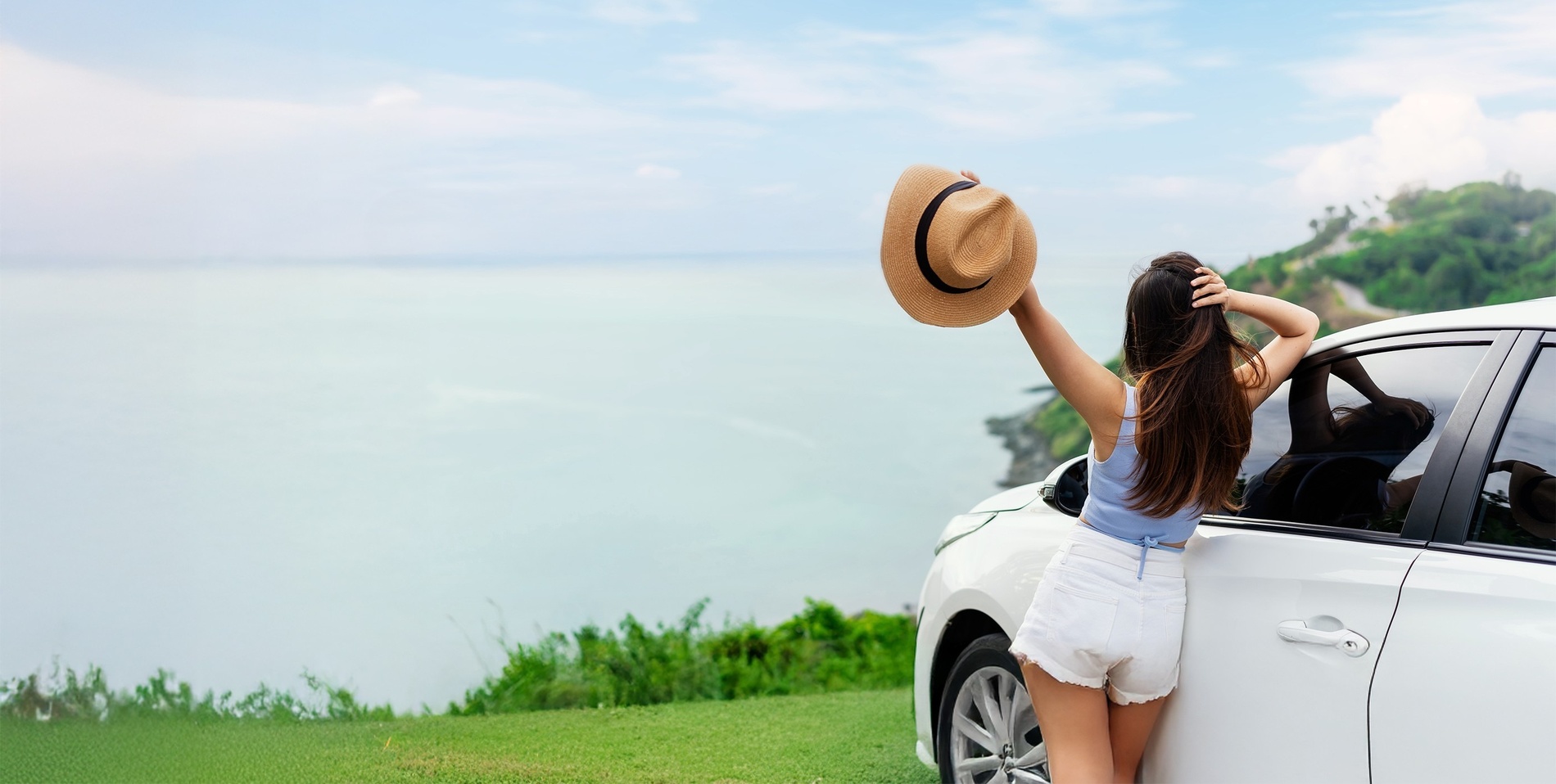 eine Luftaufnahme eines Resorts mit Bergen im Hintergrund