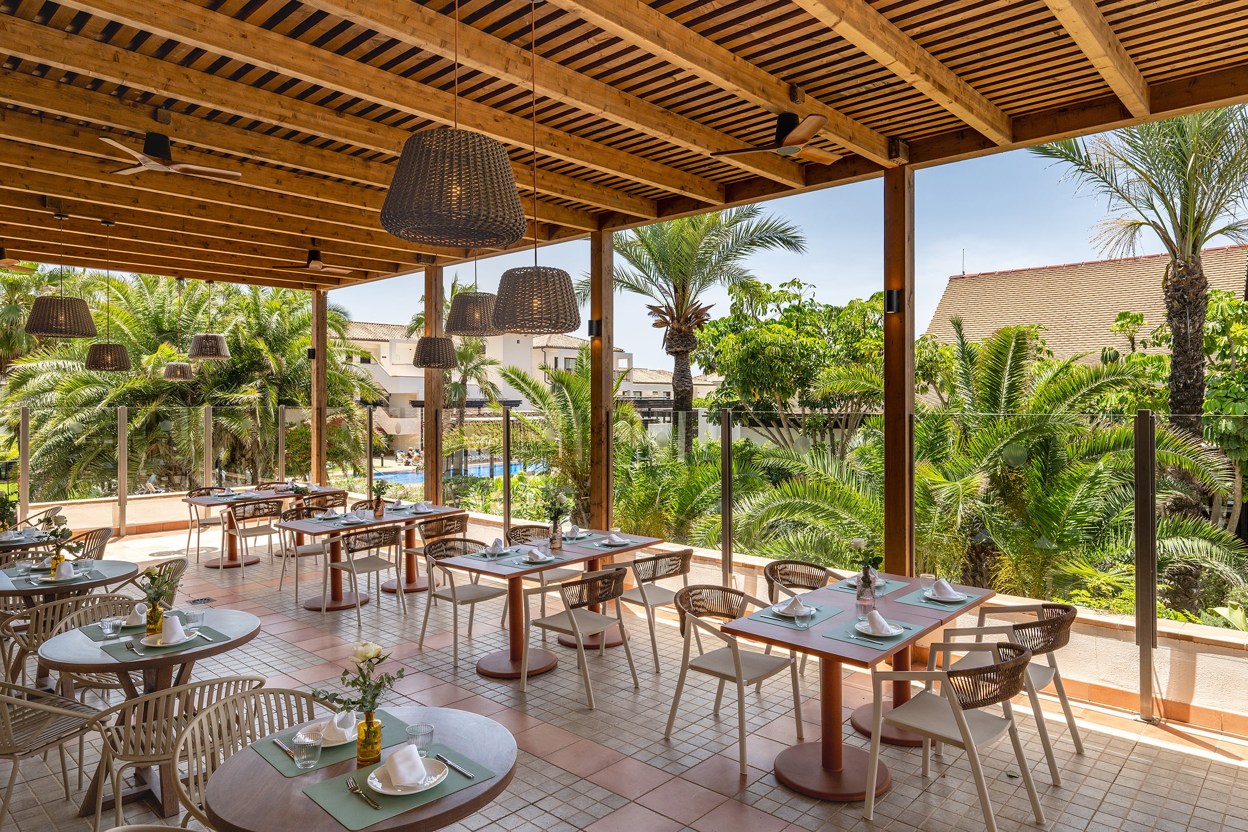 un restaurante con mesas y sillas frente a una gran ventana