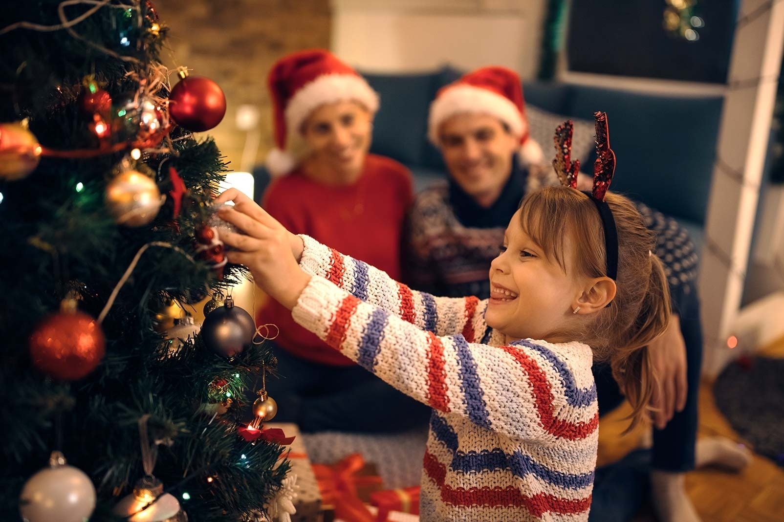 un grand bâtiment avec beaucoup de panneaux solaires sur le toit
