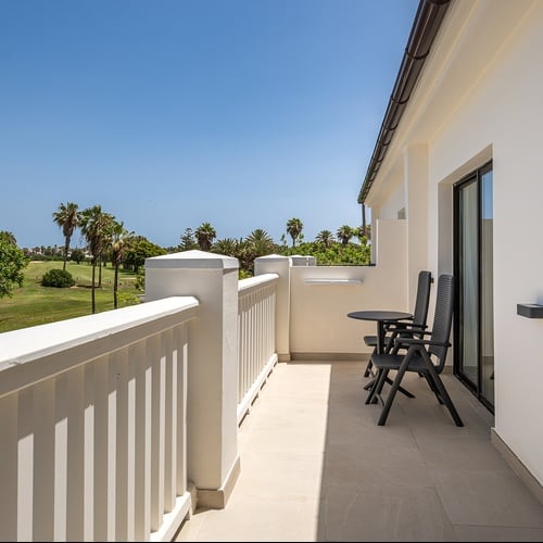 Beeindruckender Blick vom Hotelbalkon Playa Granada. Golfplatz und Palmen.