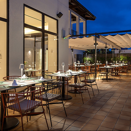 Impressive Playa Granada: Terraza de restaurante exterior con mesas y sillas, ideal para disfrutar.