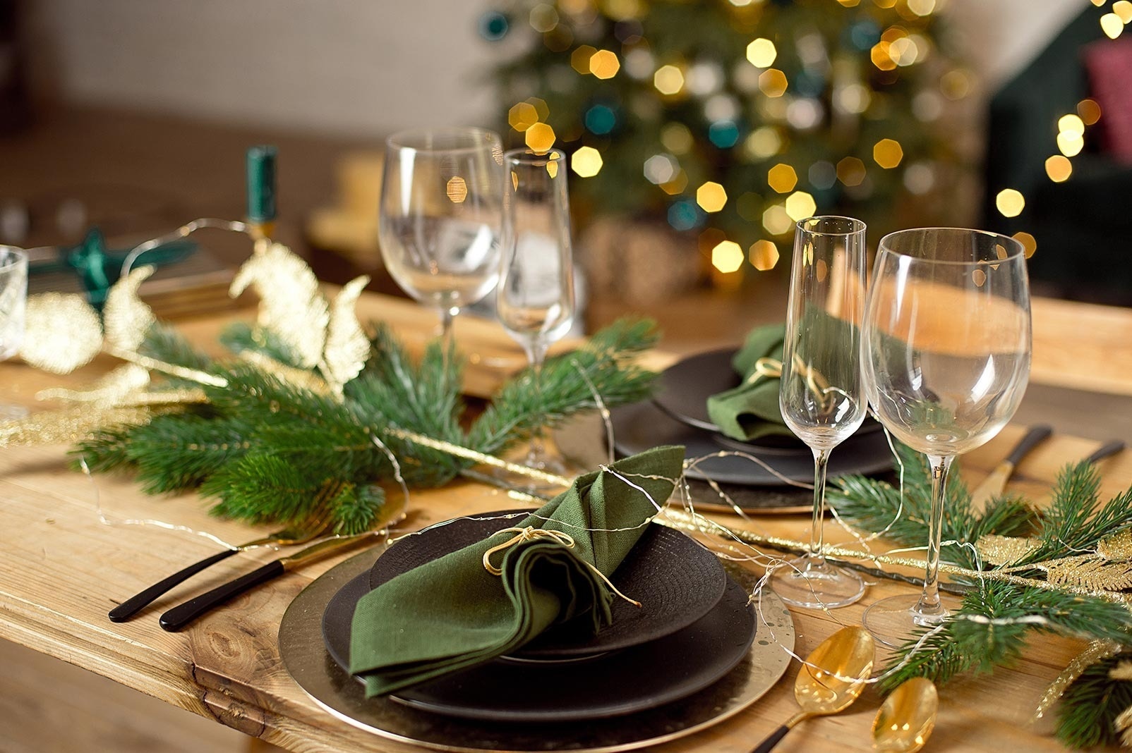 un grand bâtiment avec beaucoup de panneaux solaires sur le toit