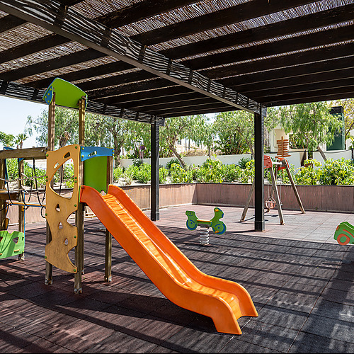 Parque infantil cubierto con juegos seguros. Impressive Playa Granada.