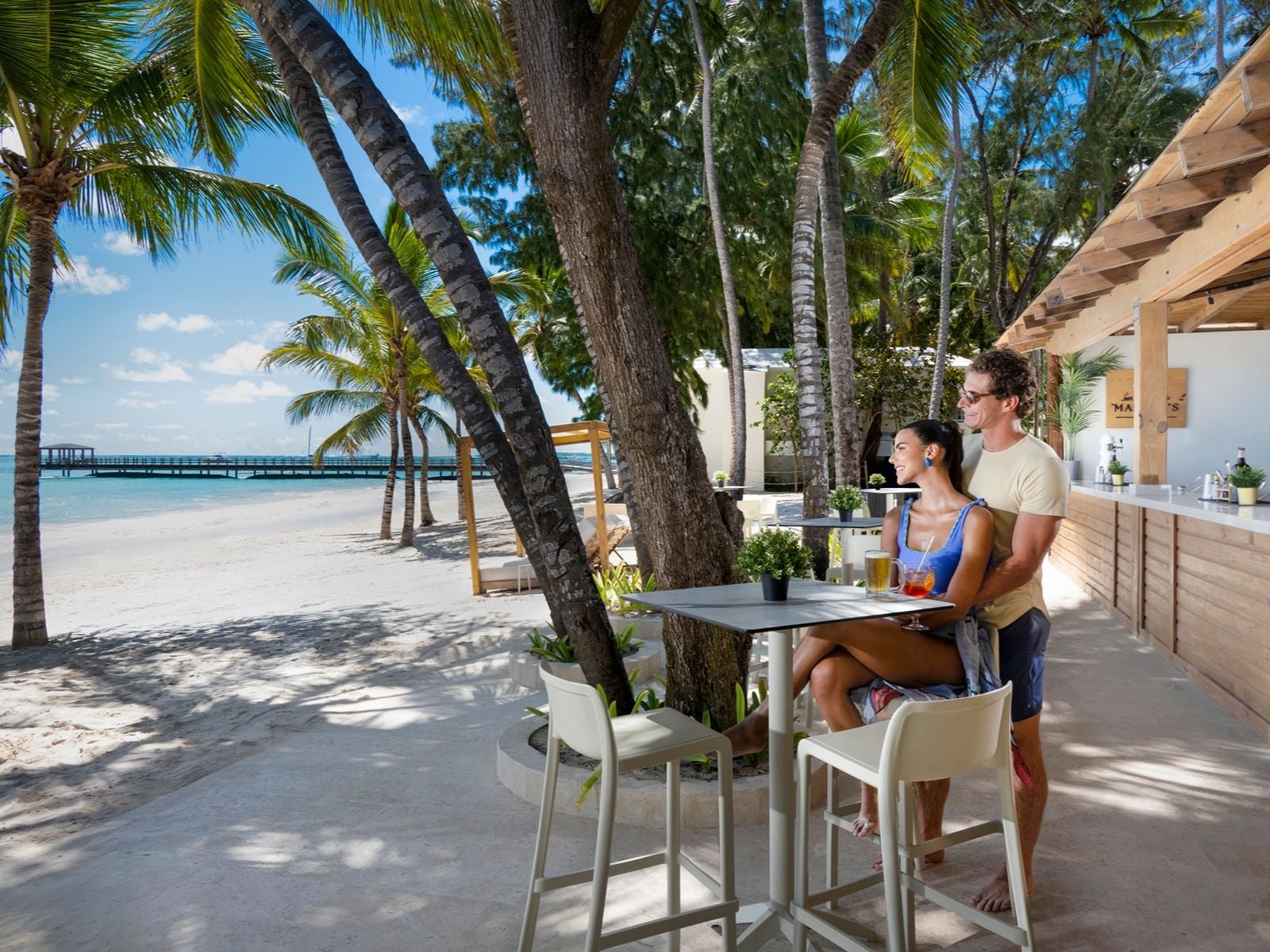 Bar au bord de la piscine de l'Impressive Royal Punta Cana avec tabourets.