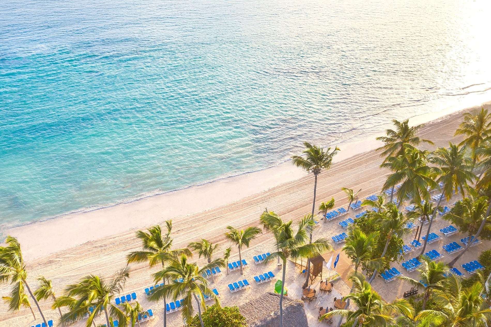 un hombre y una mujer se relajan en una piscina en un resort