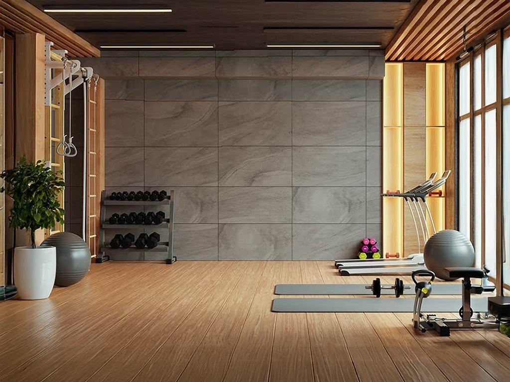 una playa en el océano con un acantilado en el fondo