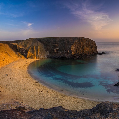Spektakuläre Bucht mit türkisem Wasser und goldenem Sandstrand. Ihr Urlaubstraum bei Impressive Zocos Lanzarote.