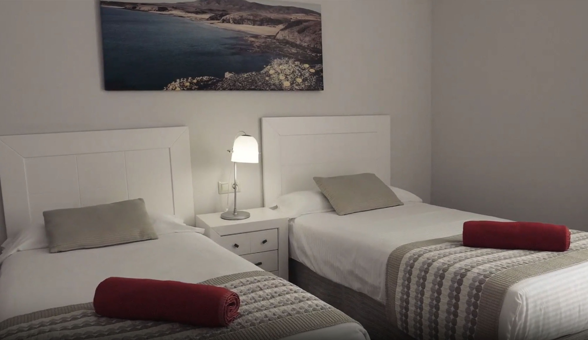 Pokój Impressive Zocos Lanzarote z dwoma łóżkami i wystrojem inspirowanym wybrzeżem.