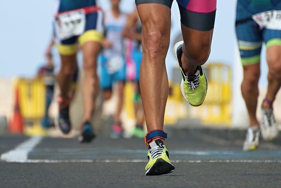 ein Mann und eine Frau liegen mit Handtüchern umwickelt auf massagetischen