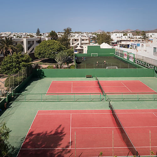 Niños jugando fútbol en el resort Impressive Zocos Lanzarote.