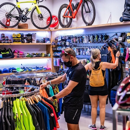 Einkauf von Sportartikeln bei Impressive Zocos Lanzarote. Fahrräder & Bekleidung für aktive Gäste.