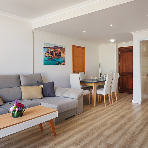 Moderna sala de estar y cocina en suite de Impressive Zocos Lanzarote.