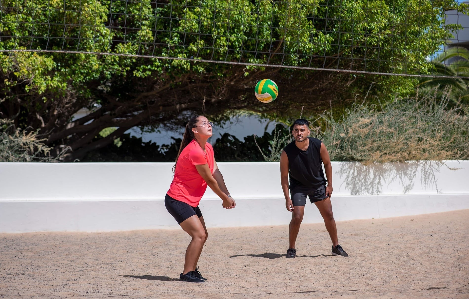 ein weißes Gebäude mit der Aufschrift Spa & Wellness Fitnesscenter