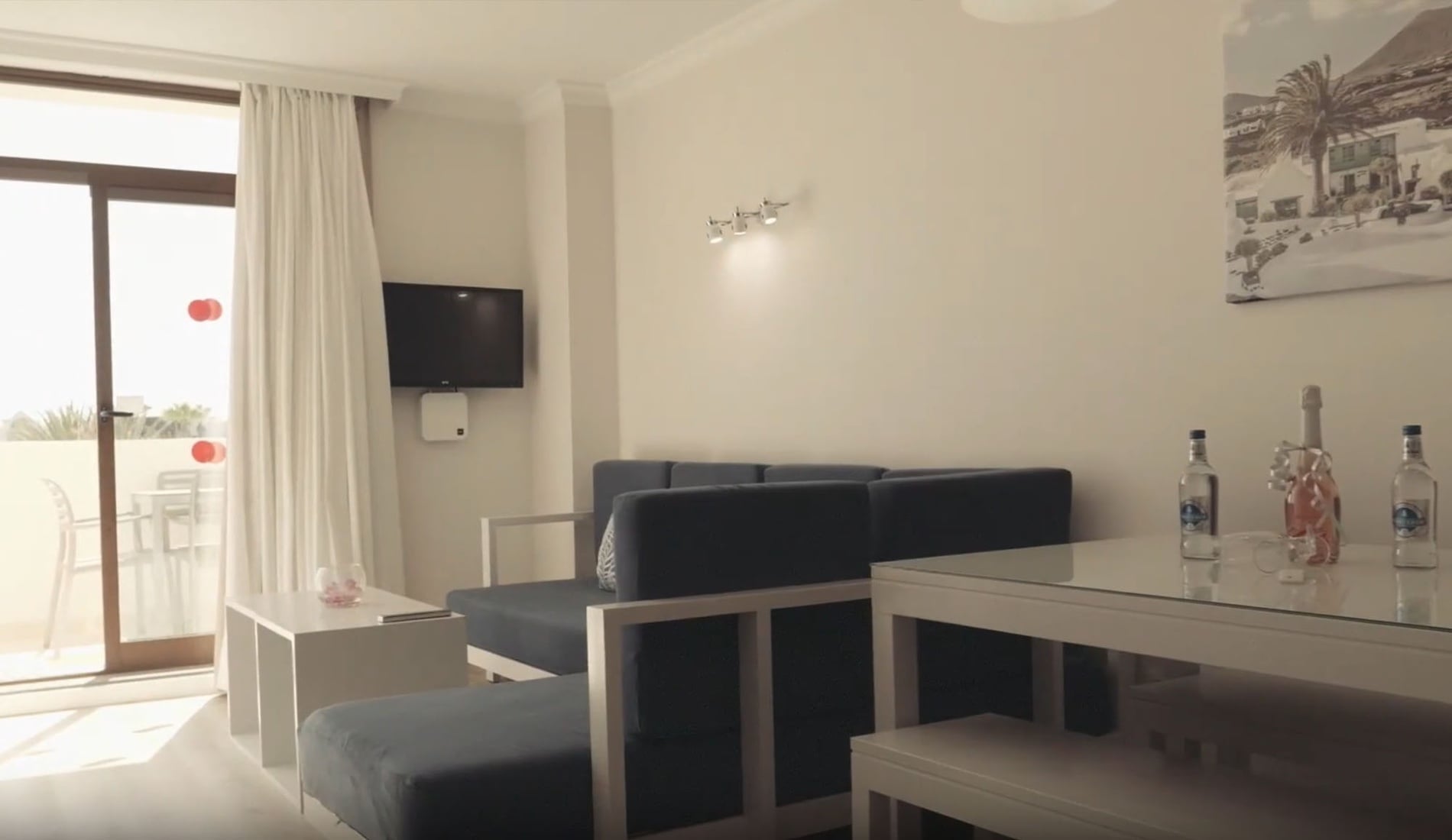 ein Hotelzimmer mit einem Bett und einem Stuhl